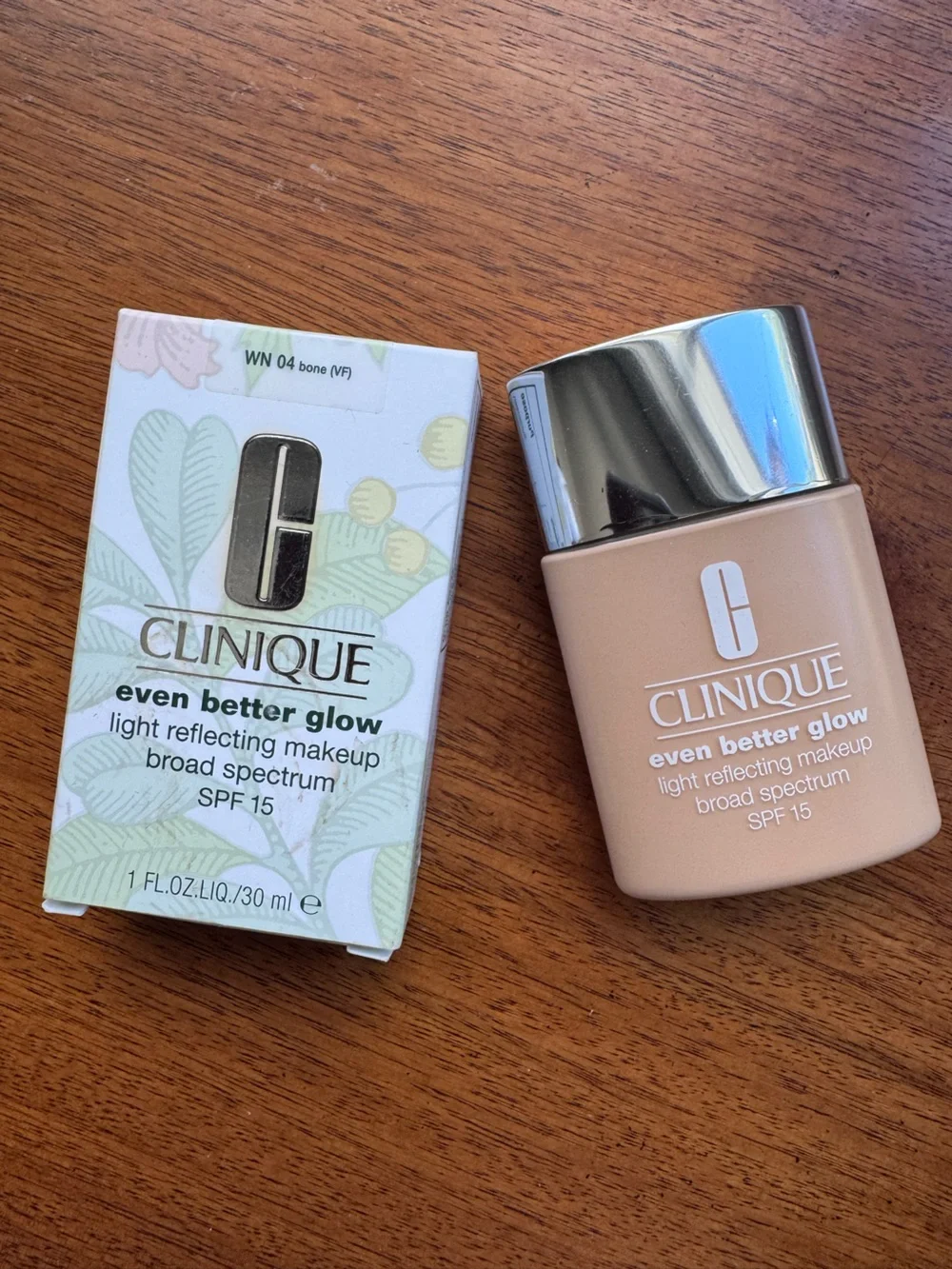 Clinique Even Better Glow Foundation SPF 15 - WN 04
